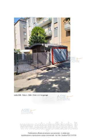 Box/posto auto in residenziale in Viale Spica 4