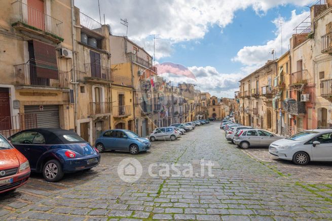 Casa indipendente in residenziale in Via Falcone 7