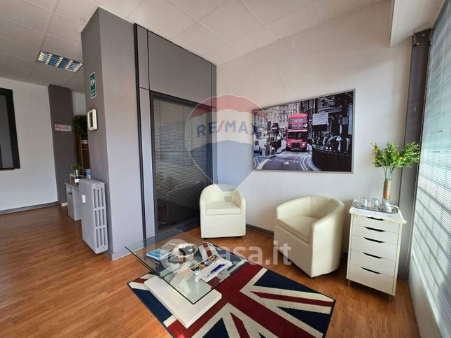 Ufficio in commerciale in Via E. Tiraboschi 22