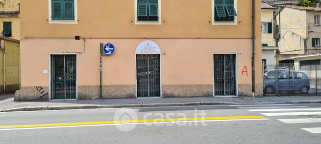 Negozio/locale commerciale in commerciale in Via Canevari 324