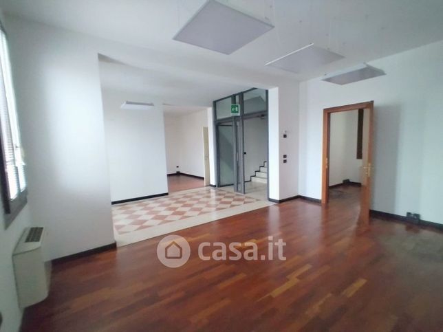 Ufficio in commerciale in Viale porta po