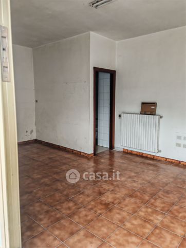 Ufficio in commerciale in Via Montagna