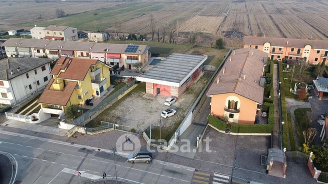 Capannone in commerciale in Via Spinetti 100