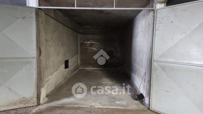 Box/posto auto in residenziale in Via Newton 15 /a