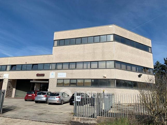 Negozio/locale commerciale in commerciale in Via degli Olmetti
