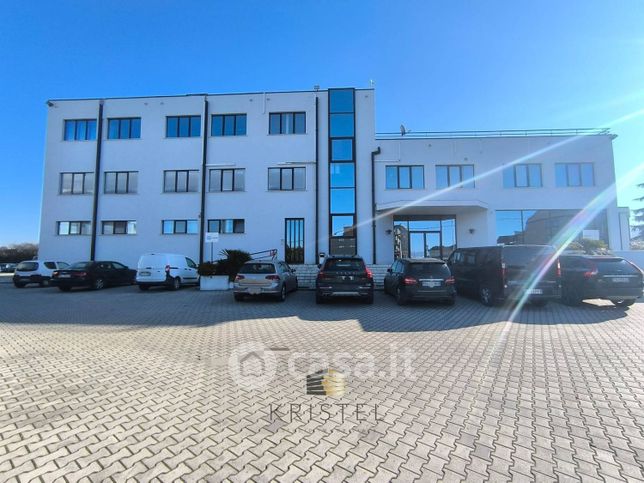 Ufficio in commerciale in Via Aterno 20