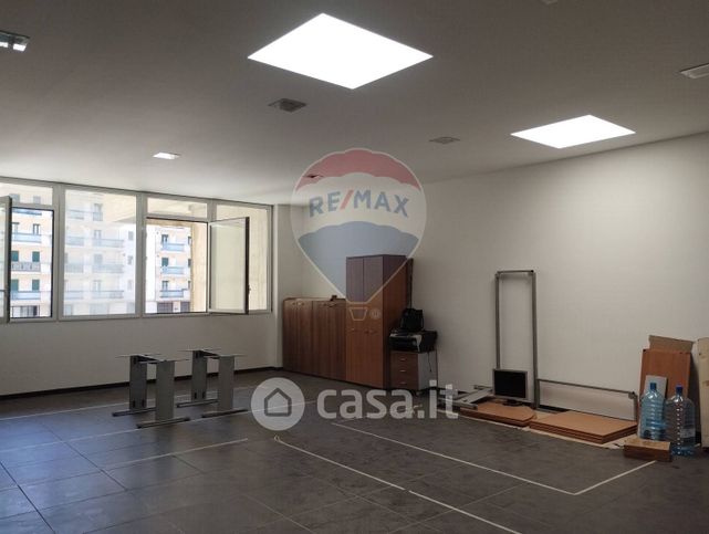 Ufficio in commerciale in Via Fratelli Cairoli 40