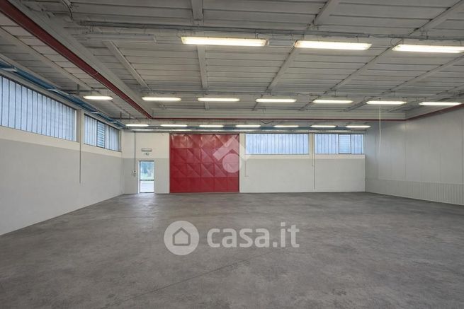 Capannone in commerciale in Via Piave 1