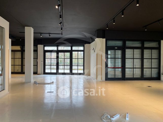 Capannone in commerciale in 