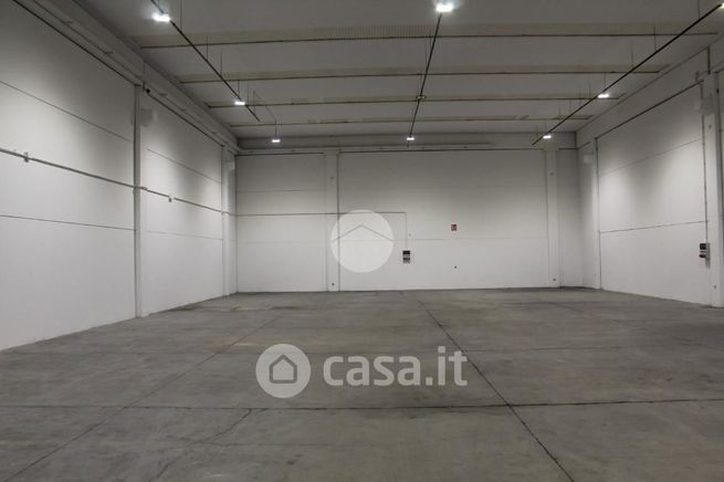 Capannone in commerciale in Via C. Colombo