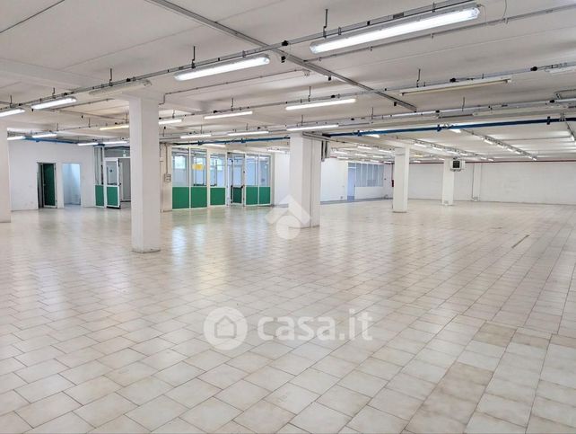 Capannone in commerciale in Via dell' Industria
