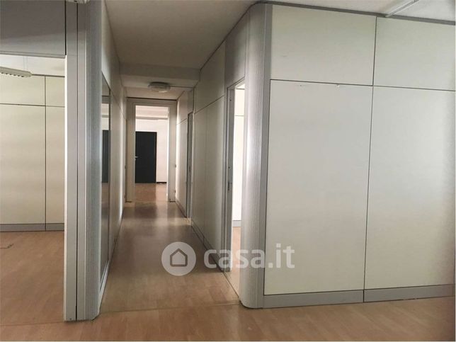 Ufficio in commerciale in 