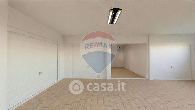 Garage/posto auto in residenziale in Via Seneca 46