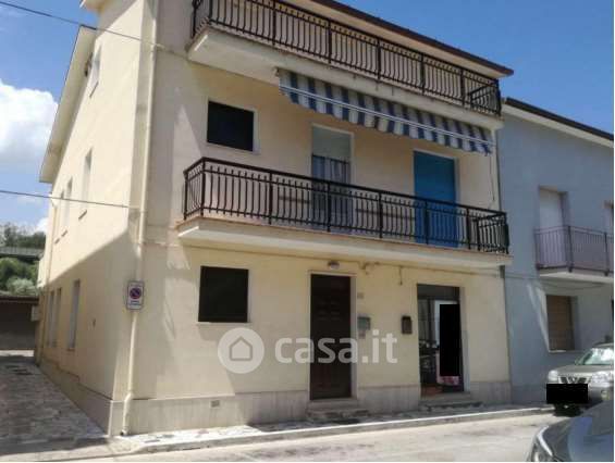 Casa bi/trifamiliare in residenziale in Via Abruzzi