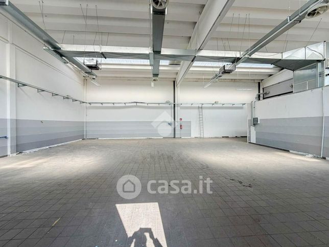 Capannone in commerciale in Via Alessandro Volta 1