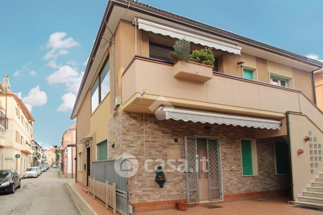 Casa indipendente in residenziale in Via Napoli 13