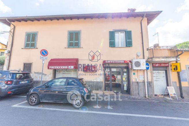 Attività/licenza (con o senza mura) in commerciale in Via Guglielmo Quattrucci 18