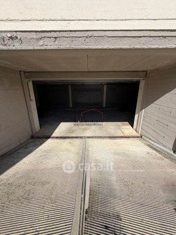 Box/posto auto in residenziale in Via Ippolito Nievo