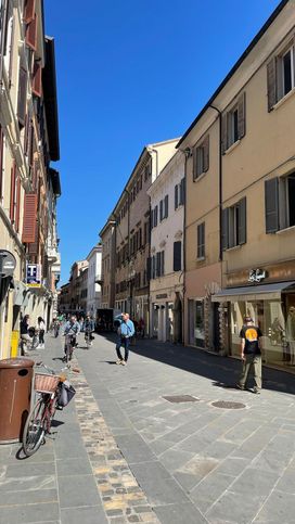 Negozio/locale commerciale in commerciale in Piazza Tre Martiri