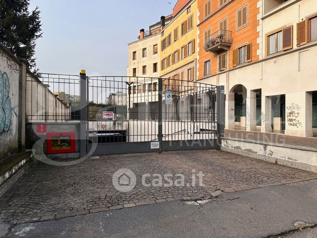 Garage/posto auto in residenziale in Via Luigi Cadorna 9 A