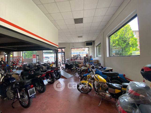Capannone in commerciale in Via Lucrezio Caro 2