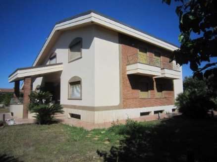 Villa in residenziale in Via Oglio 25