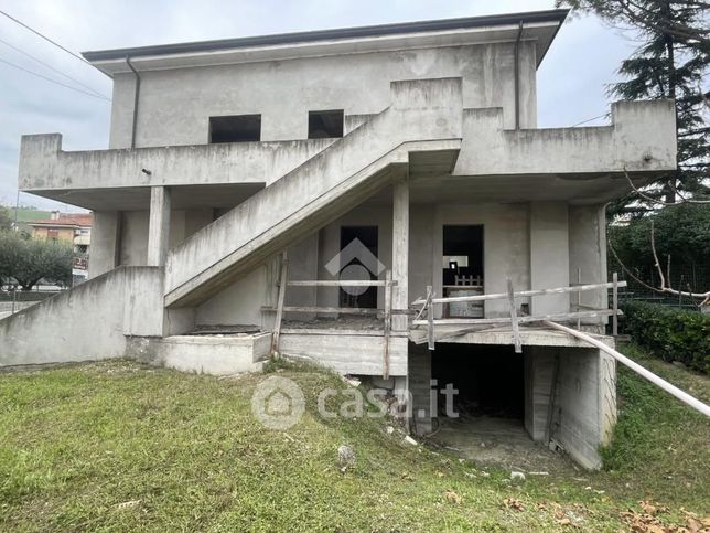 Casa bi/trifamiliare in residenziale in Via Provinciale