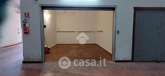 Box/posto auto in residenziale in Via Venosa 76