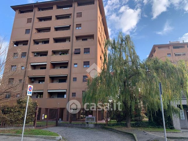 Box/posto auto in residenziale in Via Pietro Maroncelli 10