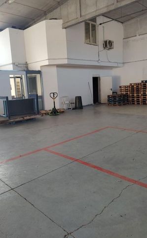 Capannone in commerciale in Via A. De Gasperi 23