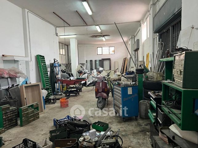 Capannone in commerciale in Via Vanvitelli 22