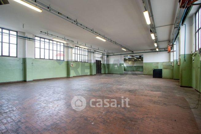 Capannone in commerciale in 