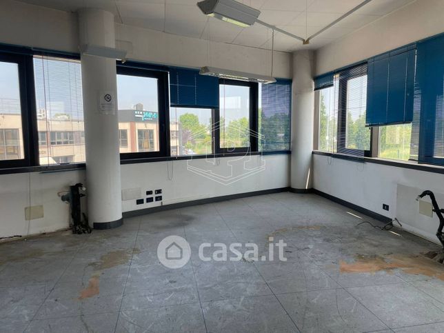 Ufficio in commerciale in Via GiosuÃ¨ Carducci