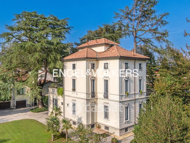 Villa in residenziale in Via Parco 7