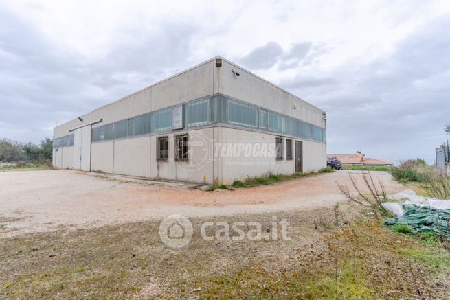 Capannone in commerciale in Via Aldo Moro