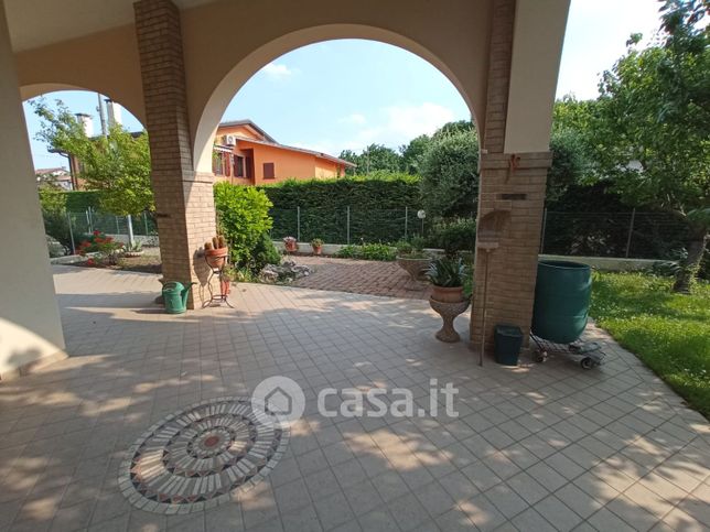 Casa bi/trifamiliare in residenziale in 