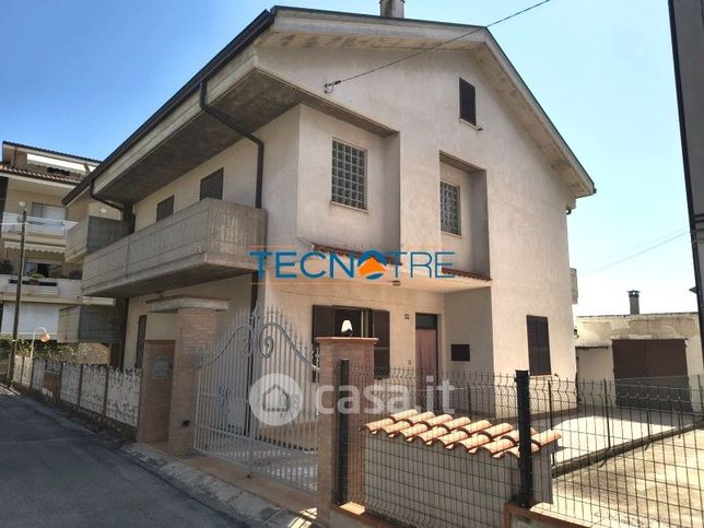 Casa indipendente in residenziale in Via Enrico Fermi 5