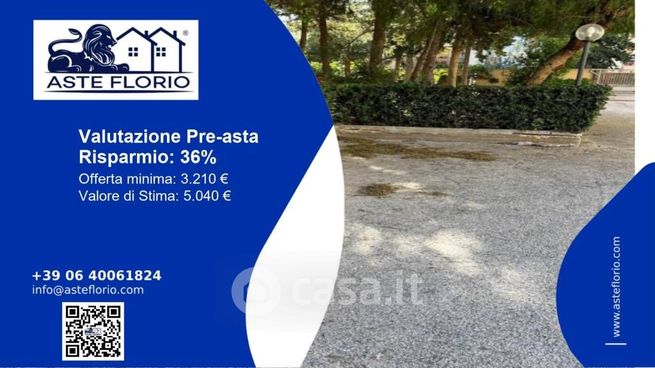 Box/posto auto in residenziale in Via Alessandro de Santis 2