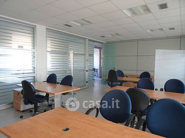 Ufficio in commerciale in Via Alessandro Brambilla 60