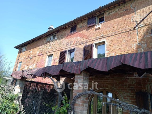 Casa bi/trifamiliare in residenziale in Località Caioncola