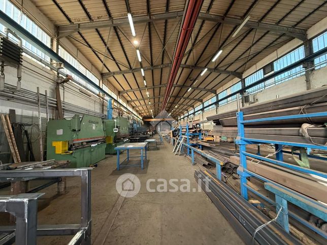 Capannone in commerciale in Via Locatelli 64