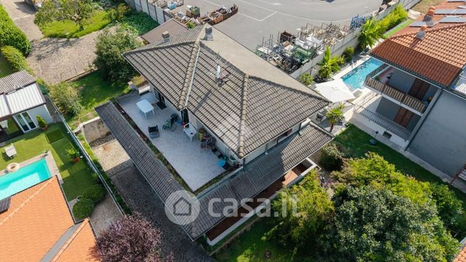 Villa in residenziale in Via dei Salici 7