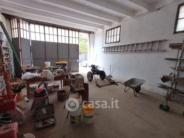 Capannone in commerciale in 