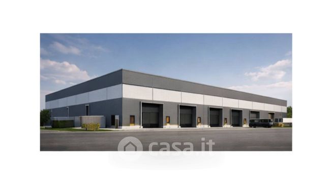 Capannone in commerciale in 