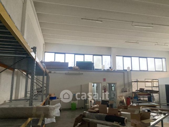 Capannone in commerciale in 