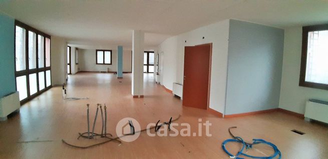 Ufficio in commerciale in 