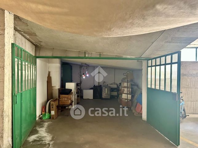 Box/posto auto in residenziale in Via Breglio 41