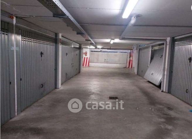 Box/posto auto in residenziale in Via Feronia