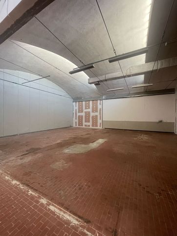 Capannone in commerciale in Via Pisana 30