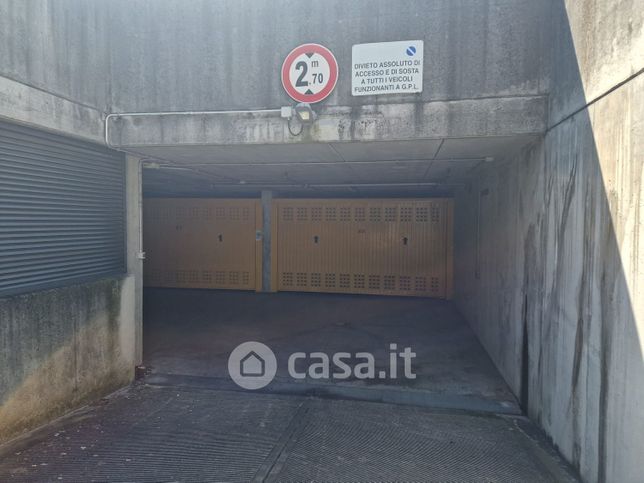 Box/posto auto in residenziale in Via Porara 99